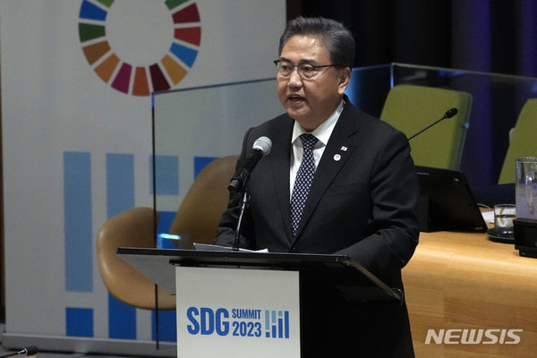 [뉴욕=AP/뉴시스] 박진 외교부 장관이 18일(현지시각) 미국 뉴욕에서 열린 유엔 지속가능개발목표 정상회의(SDG Summit)에 참석해 연설하고 있다. 2023.09.19.